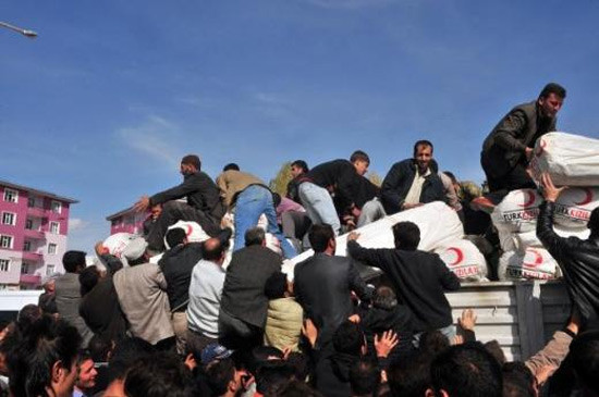 Yardım dağıtımında zor anlar - Resim: 3