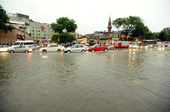 Yağmur yağdı İstanbul felç oldu! - Resim: 3
