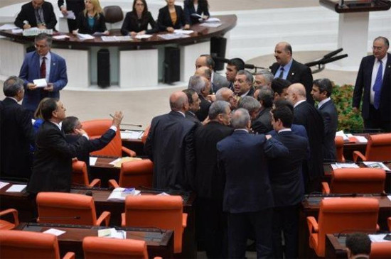 Meclis'te yine yumruklar konuştu - Resim: 1