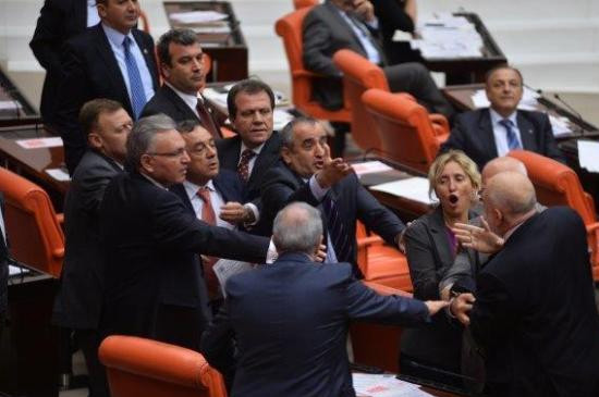 Meclis'te yine yumruklar konuştu - Resim: 2