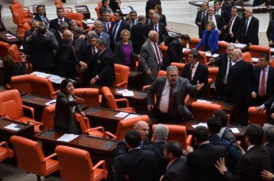 Meclis'te yine yumruklar konuştu - Resim: 3