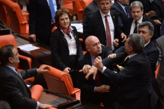 Meclis'te yine yumruklar konuştu - Resim: 4