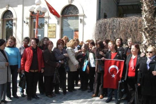CHP'li kadınlar çarşaf yırttı! - Resim: 3