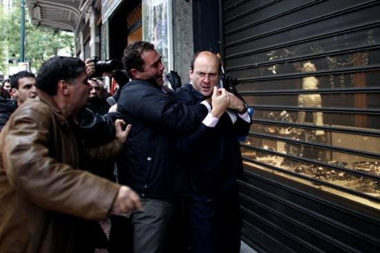 Yunanistan'da bakanı bile dövdüler - Resim: 2