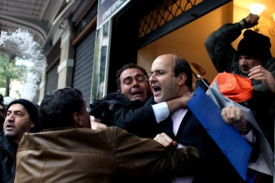 Yunanistan'da bakanı bile dövdüler - Resim: 4