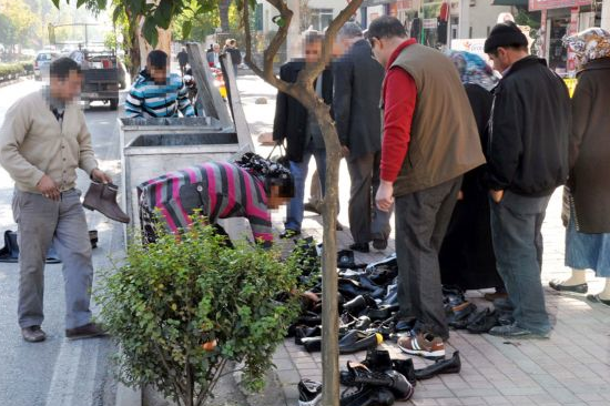 Çöpteki ayakkabılara böyle hücum ettiler - Resim: 1