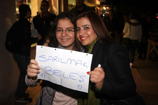 Bu kızlara sarılmak beleş! - Resim: 4