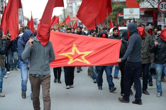 Cenazede silahlı ve maskeli kortej - Resim: 2