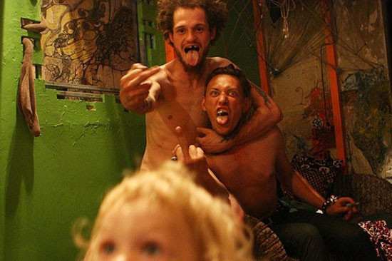 Bu çocuk uyuşturucu bağımlılarının içinde büyüyor - Resim: 1