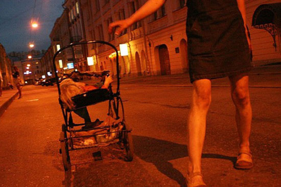 Bu çocuk uyuşturucu bağımlılarının içinde büyüyor - Resim: 4