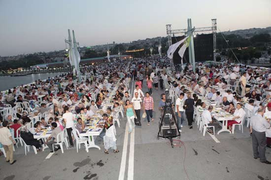 Galata köprüsü üstünde iftar sofrası - Resim: 1