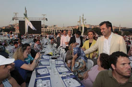 Galata köprüsü üstünde iftar sofrası - Resim: 2