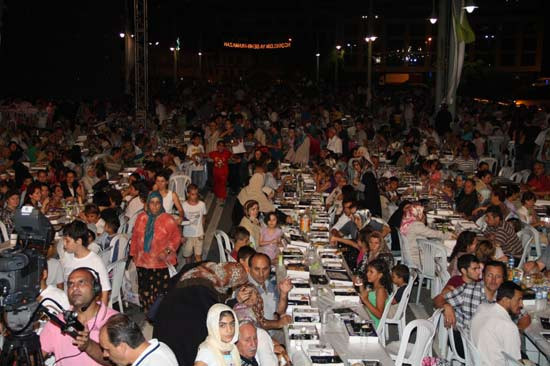 Galata köprüsü üstünde iftar sofrası - Resim: 3