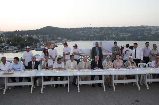 Galata köprüsü üstünde iftar sofrası - Resim: 4