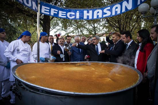 Meclis bahçesinde pişirilen 2 bin 500 kişilik künefe 1 saatte tükendi  - Resim: 1