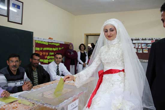 Düğünden önce oy kullandılar - Resim: 1