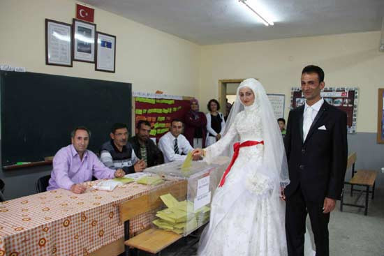 Düğünden önce oy kullandılar - Resim: 2