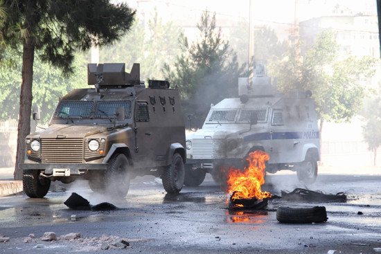 Diyarbakır'da ortalık karıştı - Resim: 2