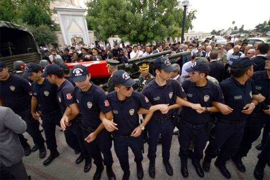 Ailesi şehidin tabutuna bile sarılamadı - Resim: 1