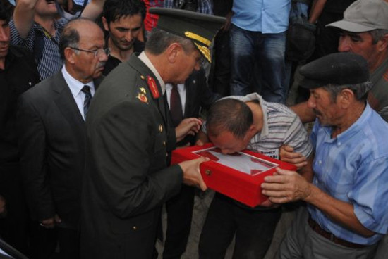 Şehit babasının yırtık ayakkabıları - Resim: 3