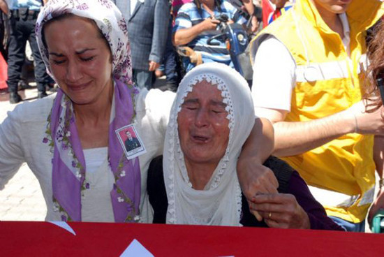 Gözyaşlarını komutan sildi - Resim: 1