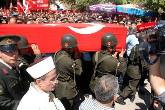 Gözyaşlarını komutan sildi - Resim: 2