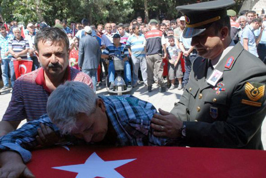Gözyaşlarını komutan sildi - Resim: 3