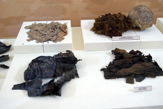 Kur'an'ı yırtıp kafaları parçalamışlar - Resim: 1