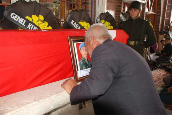 Şehit evlada son bakış - Resim: 3