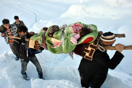 Tahta sedyede 20 kilometre gitti! - Resim: 3