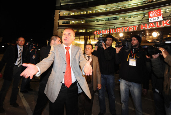CHP'liler birbirine girdi - Resim: 2
