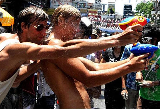 Dünyanın en sulu en çılgın festivali - Resim: 1