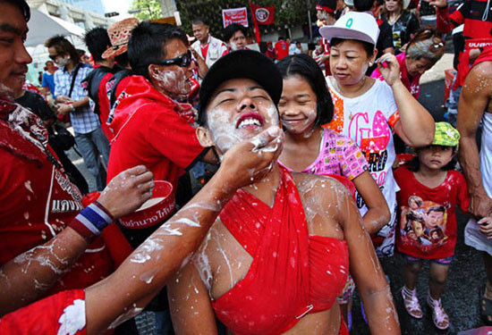 Dünyanın en sulu en çılgın festivali - Resim: 2
