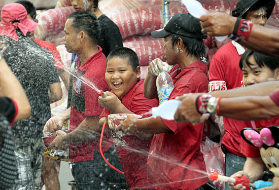 Dünyanın en sulu en çılgın festivali - Resim: 4