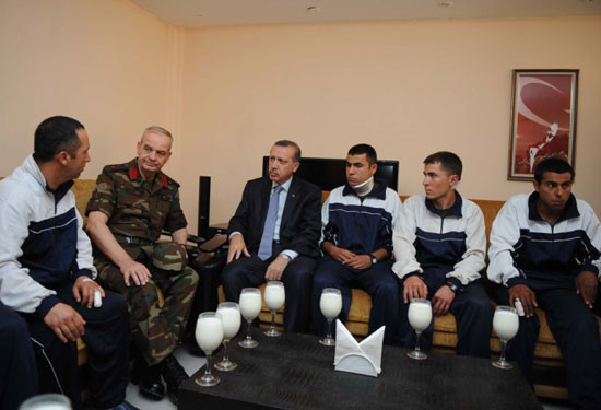 Erdoğan askerle sipere girdi - Resim: 1