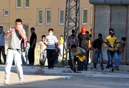 Taş atan çocuklar yine eylemde! - Resim: 1