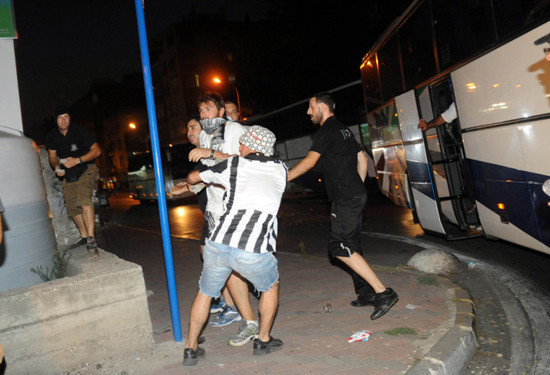Polis Kadıköy'de silahına davrandı - Resim: 1