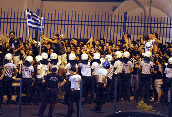 Polis Kadıköy'de silahına davrandı - Resim: 2