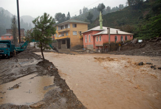 Rize'de sel baskınları korkuttu - Resim: 3