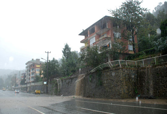 Rize'de sel baskınları korkuttu - Resim: 4