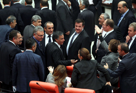 Meclis'te neredeyse kavga çıkıyordu - Resim: 2