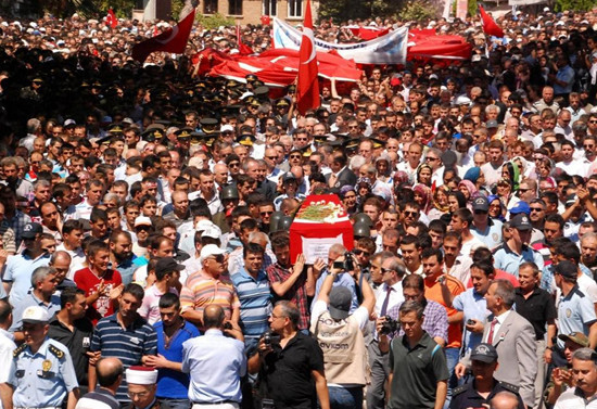 Şemdinli şehitleri böyle uğurlandı - Resim: 3