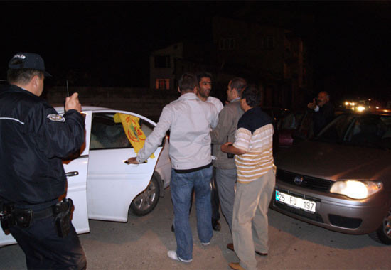 Erzurum'da BDP'liler taşlandı - Resim: 1