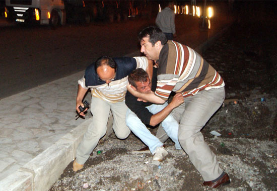 Erzurum'da BDP'liler taşlandı - Resim: 2