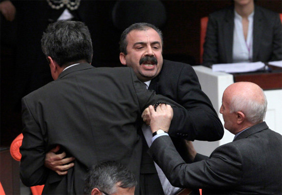 Sırrı Süreyya, Metiner'i dövecekti - Resim: 3