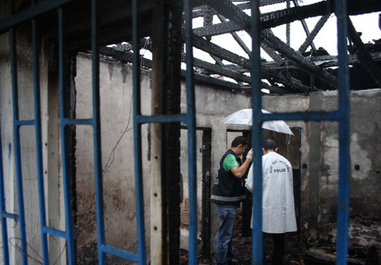 Gecekonduda yangın 7 can aldı - Resim: 3