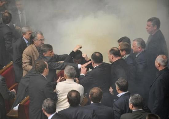 Parlemento'da yumruklar havada uçtu - Resim: 2