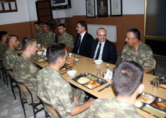 Çatışmadan dönen askerlerle iftar yaptı - Resim: 3