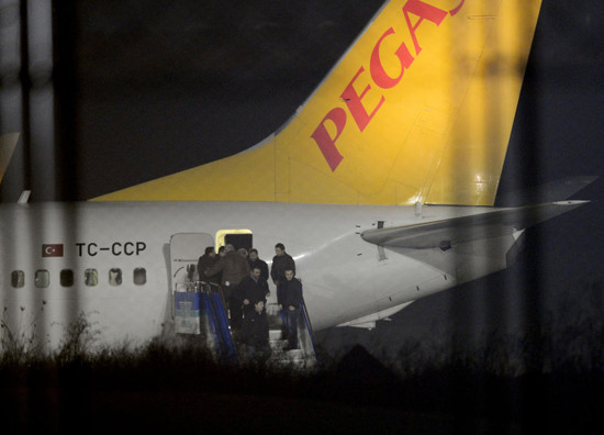 Yolcular uçaktan böyle tahliye edildi - Resim: 4