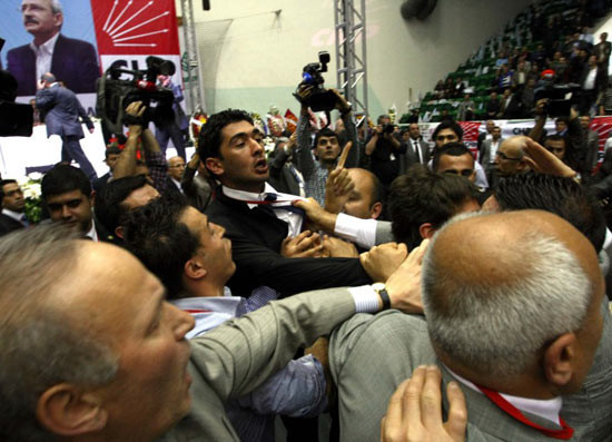 CHP kongresinde yumruklar konuştu - Resim: 2